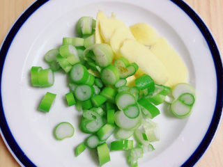 5、胡萝卜炖牛腩,葱姜切好待用。