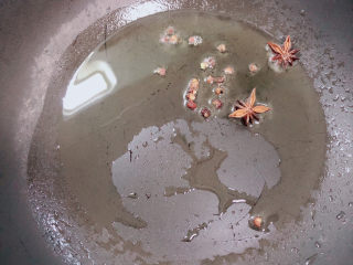 7、胡萝卜炖牛腩,锅中倒入油，加热至五成热，放入花椒大料煸香。