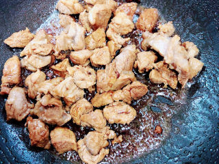 9、胡萝卜炖牛腩,翻炒均匀。