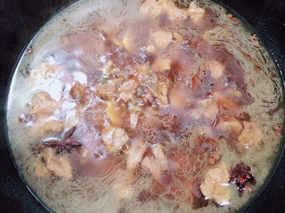 14、胡萝卜炖牛腩,将牛腩和汤倒入锅中。