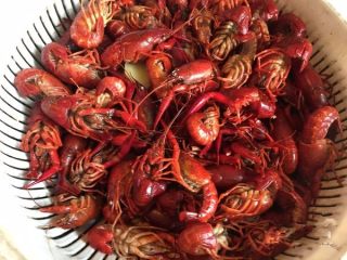 2、小龙虾月饼,捞出用水冲凉