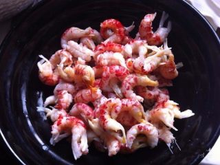 3、小龙虾月饼,去头去壳取肉,把泥肠也去除