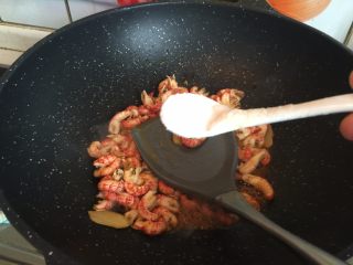 4、小龙虾月饼,调味可以用拌的方法,我怕不入味所有炒了一下,锅中稍微加点色拉油爆香姜片,放入小龙虾肉,加点料酒、生抽、盐、蚝油、砂糖、香油炒匀