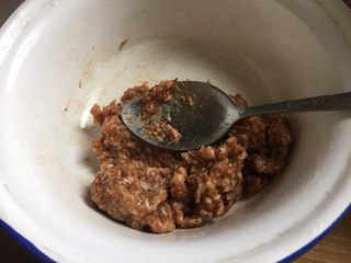 5、小龙虾月饼,猪肉泥也调味,加入料酒、生抽、老抽、盐、砂糖、蚝油、香油、鸡粉