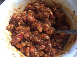 6、小龙虾月饼,取适量调好味的猪肉泥和小龙虾混合拌匀备用