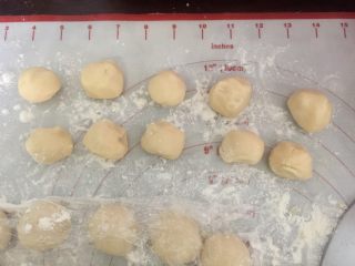 11、小龙虾月饼,把水油皮团和油酥皮团分别分成10等份,一定要用保鲜膜盖好