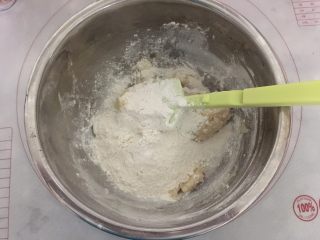 9、小龙虾月饼,油酥皮材料放入盆中