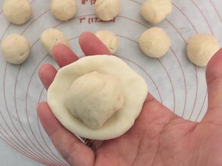 12、小龙虾月饼,取一个水油皮小团包上油酥小团