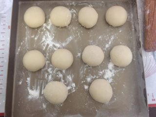 13、小龙虾月饼,一个个都包好,一共10个入冰箱松弛15分钟