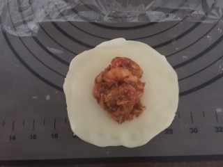 17、小龙虾月饼,压扁擀开,放入适量的小龙虾肉馅