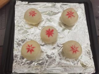 19、小龙虾月饼,放在烤盘上,我还用八角蘸红色色素印了个图案