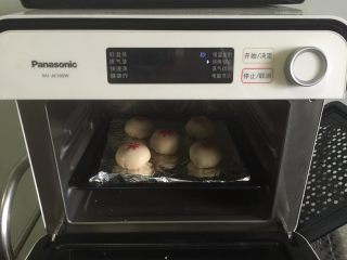 20、小龙虾月饼,放入烤箱180度烤20分钟左右即可