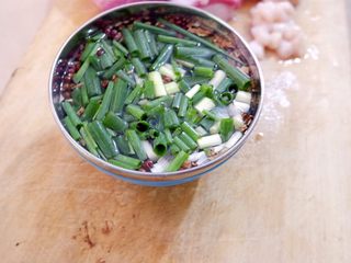 2、粤式瑶柱海参云吞,葱取一部分切段儿，姜切末，少许花椒，倒入冷水，泡葱姜水备用。