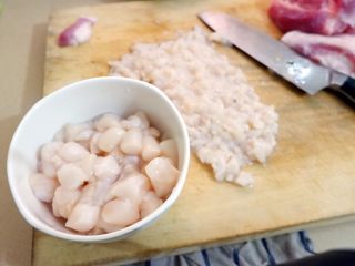 3、粤式瑶柱海参云吞,瑶柱分两份，一份剁碎备用。另外一份加淀粉，加葱姜及少许油腌制去腥备用。