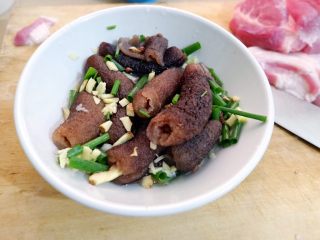 4、粤式瑶柱海参云吞,红参洗净，葱姜水泡去腥