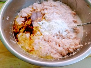 6、粤式瑶柱海参云吞,加入两大勺淀粉，少许生抽，盐，葱姜水，鸡蛋两个，以及之前剁好的瑶柱末