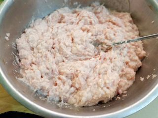 7、粤式瑶柱海参云吞,搅打上劲儿。这样云吞馅儿才会Q弹。这一步我用料理机来做的。我实在没力气了。如果家里有料理机的，做肉馅儿这一步可以把材料混合好以后直接用料理机搅打细腻均匀即可。