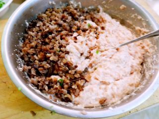 8、粤式瑶柱海参云吞,泡好的红参挤干水分，切小丁放入馅料中