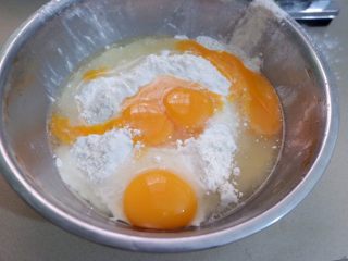 10、粤式瑶柱海参云吞,云吞皮儿的做法是，面粉，鸭蛋，加少许盐，不加水，揉匀，擀成面皮儿。这一步建议用机器代替手工，很累。我用了小压面机做的。