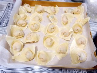 13、粤式瑶柱海参云吞,做好了放垫油纸的盘子里放冰箱急冻好，分装，就可以放冰箱吃很久了。