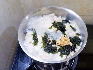 15、粤式瑶柱海参云吞,撒点紫菜海米，扔个小青菜，就很好吃了。