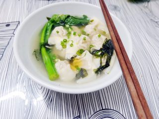 16、粤式瑶柱海参云吞,粤式的做法是用虾子吊汤，我没有屯虾子，所以用的紫菜汤。