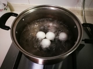 3、酒酿汤圆,锅中水开放入黑芝麻汤圆烧开