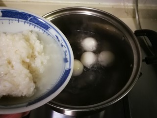 4、酒酿汤圆,放入酒酿