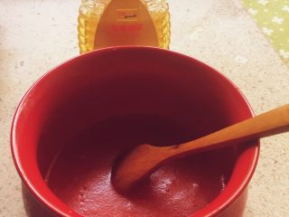 1、枣泥月饼,糖浆加入油，搅拌均匀