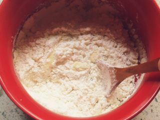 3、枣泥月饼,搅拌均匀，静置30分钟