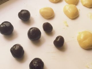 4、枣泥月饼,全部搓成圆形，枣泥分量多，面粉分量少
