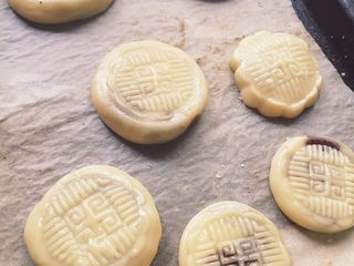 5、枣泥月饼,印成团，刷上蛋黄液即可