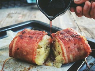 2、培根土豆卷,淋上酱汁更美味