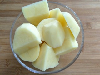 3、培根土豆卷,土豆洗净去皮切块