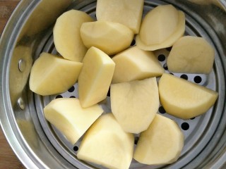 4、培根土豆卷,土豆块放到蒸笼蒸熟