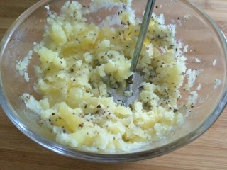 5、培根土豆卷,黑胡椒里和盐倒入压成土豆泥