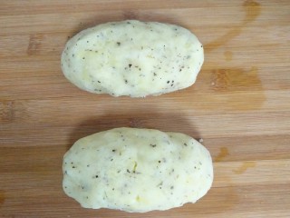 6、培根土豆卷,土豆泥用手整成椭圆形