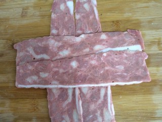 7、培根土豆卷,先把两条培根竖着放，上面在横着放两根培根