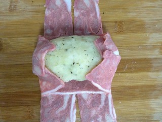 8、培根土豆卷,把土豆泥放到中间位置，横的培根先包住土豆泥