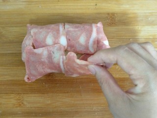 9、培根土豆卷,再把竖的培根卷起包住土豆泥（培根要包裹到不能漏出土豆泥）