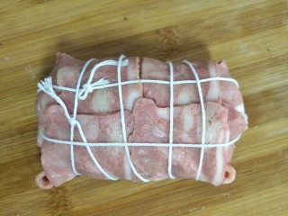 10、培根土豆卷,用棉绳包扎好