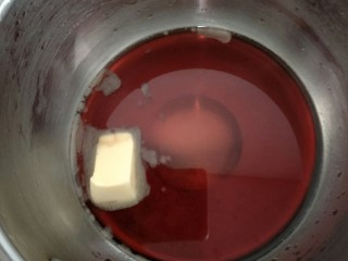 13、培根土豆卷,酱汁是葡萄酒和有盐黄油混合一起小火煮到剩一半的量（大概60克剩30克的葡萄酒）