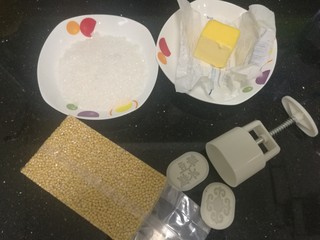 1、绿豆糕  ,       白糖，黄油，脱皮绿豆称好备用。模具洗干净晾干抹一点点的油，防止粘，待用。