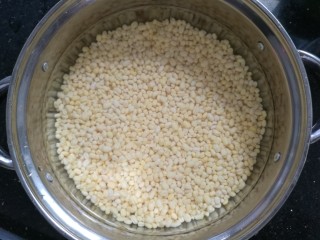 2、绿豆糕  ,      绿豆泡水8个钟以上。3个钟换水一次。放入电高压锅蒸熟。我是提前泡了一晚。