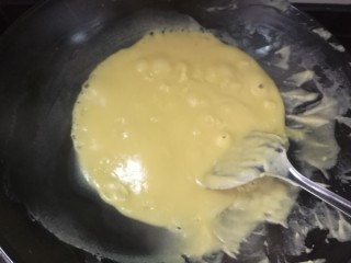 3、绿豆糕  ,        绿豆蒸熟后加点水用豆浆机搅碎，锅烧热加入黄油再倒入绿豆糊，用小火翻炒5/10分钟左右再下白糖炒得有点粘稠就OK????了。此时待凉了