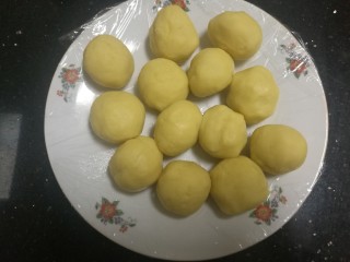 4、绿豆糕  ,       把凉的绿豆团分成50克重并捏成圆球。(喜欢吃莲蓉馅的可以包在里面，前提得先准备好莲蓉馅。)