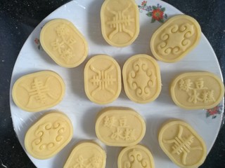 5、绿豆糕  ,       绿豆圆球放进模具内用力压下去就成了。