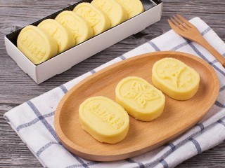 6、绿豆糕  ,       周末有时间可以练练手，中秋佳节也快到了，做成用礼盒打包可以送亲戚朋友。  原汁原味  真材实料 零添加  把健康送给亲戚朋友。