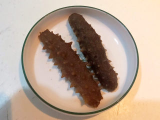 1、小米海参粥,提前泡发好的海参（另有食谱），也可以用即食海参