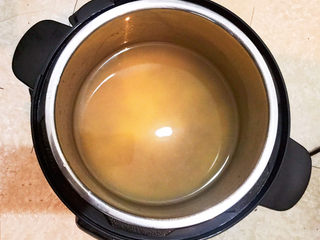 9、小米海参粥,把陶好的米放入锅中，加入冷水，水与米的比例是4：1